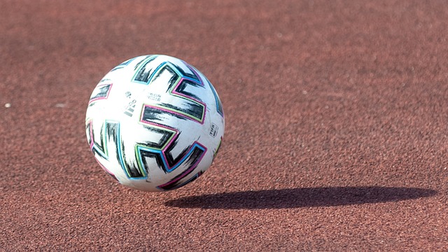 德甲第4輪比勒菲爾德1-4拜仁慕尼黑 萊萬穆勒皆雙響日本天才破門.